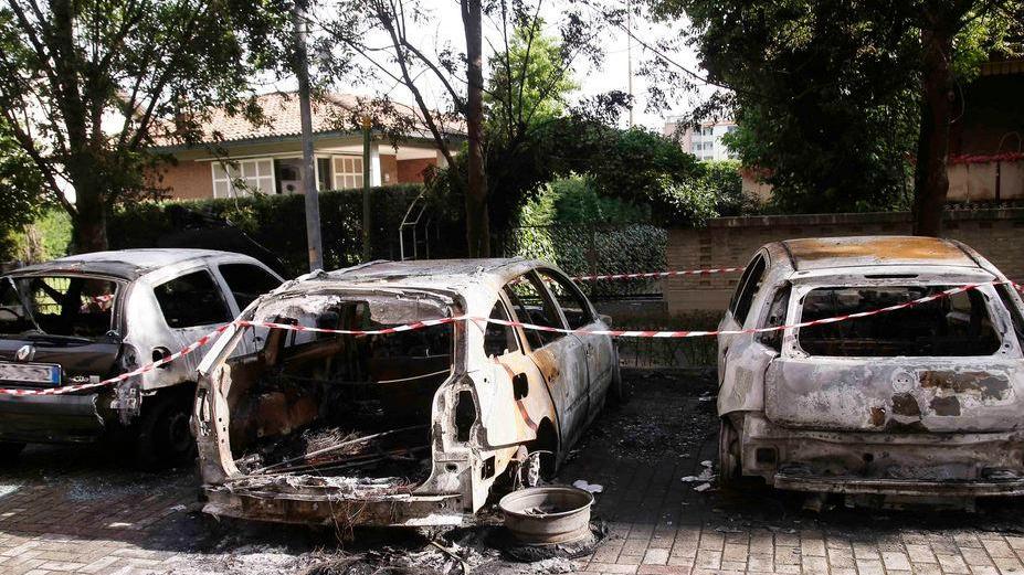 Tre auto incendiate: aperta un’inchiesta