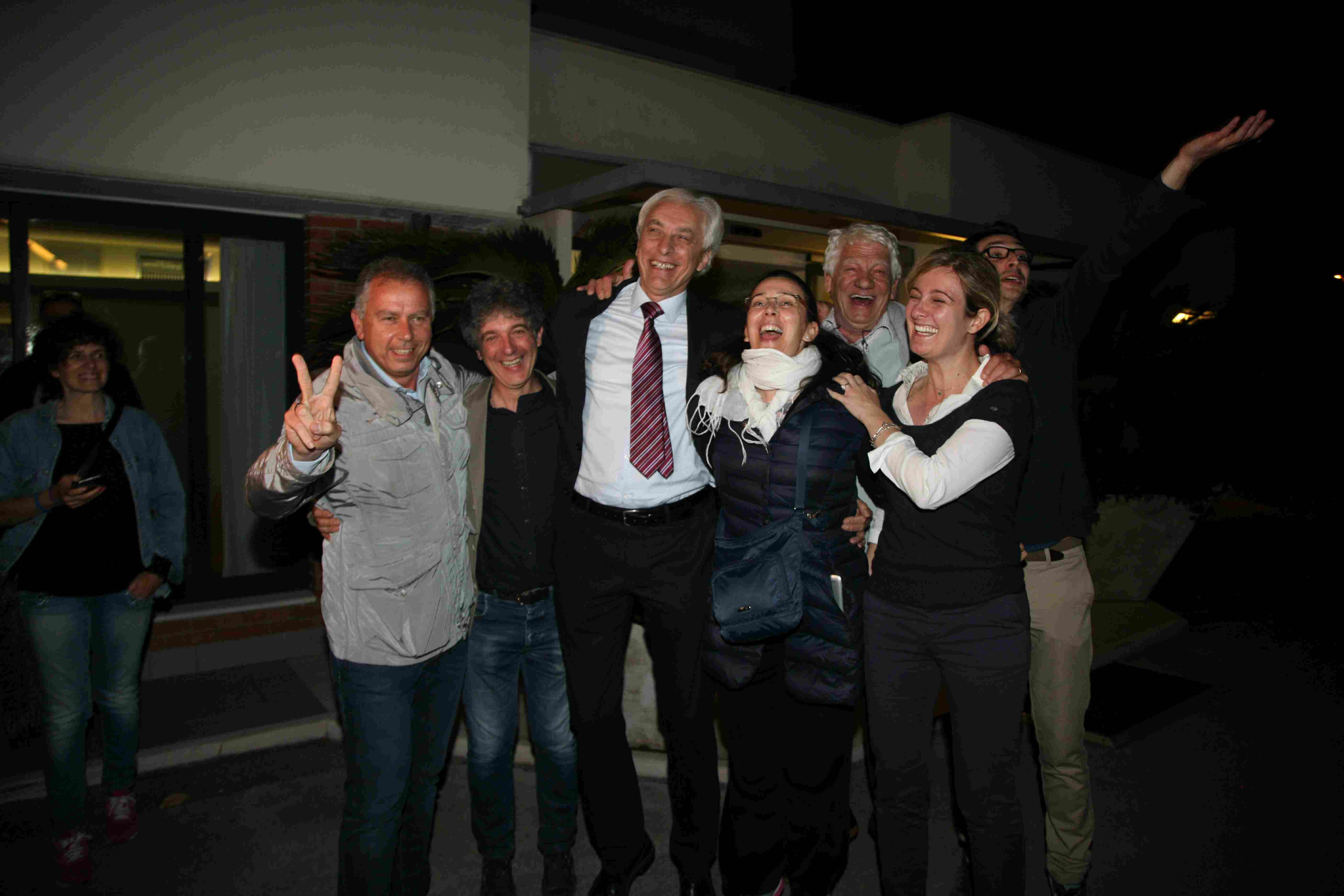 Tarabella festeggiato quando ormai la sua elezione è data per certa (foto Ciurca)