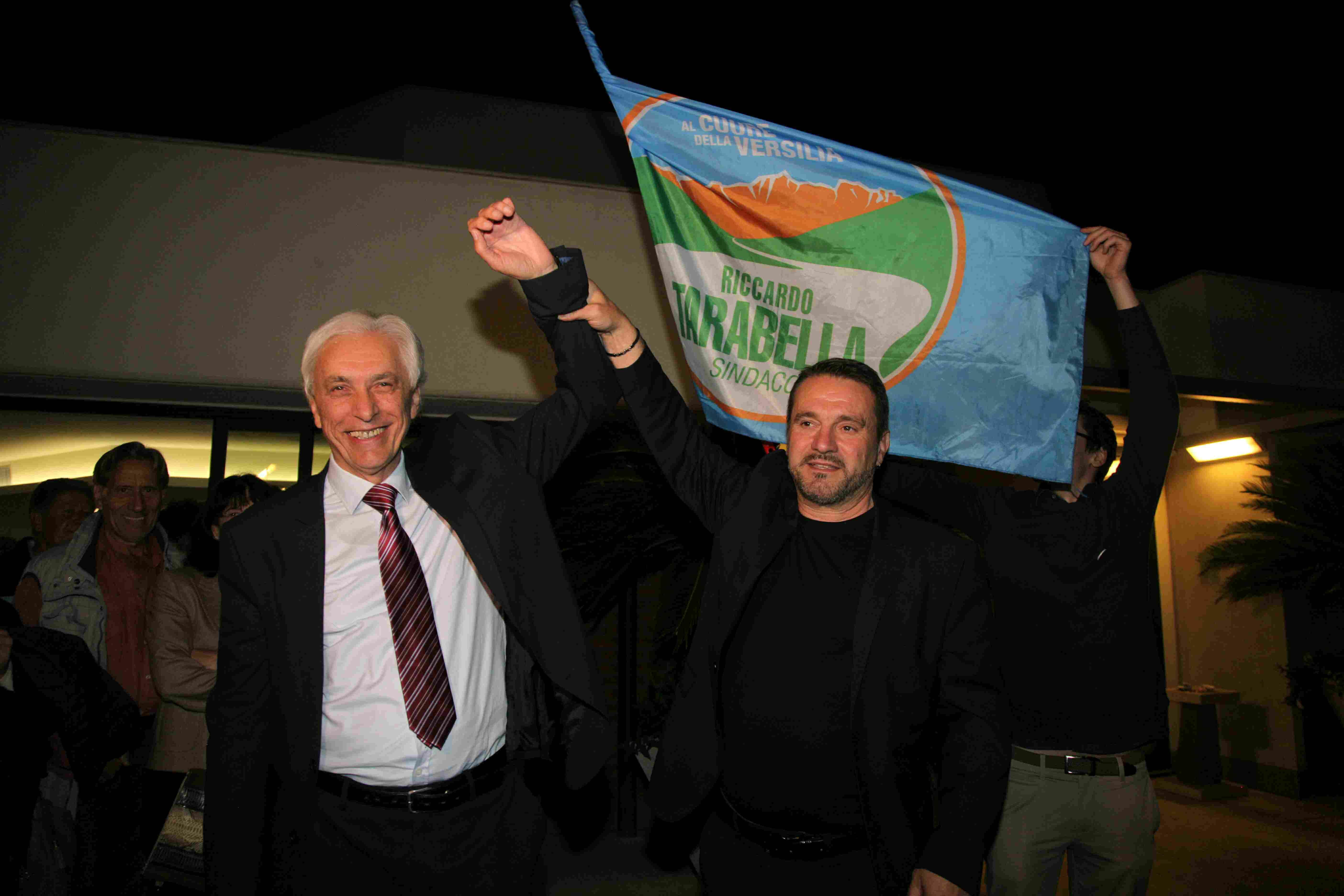 Il nuovo sindaco Tarabella che festeggia con il sindaco uscente Neri