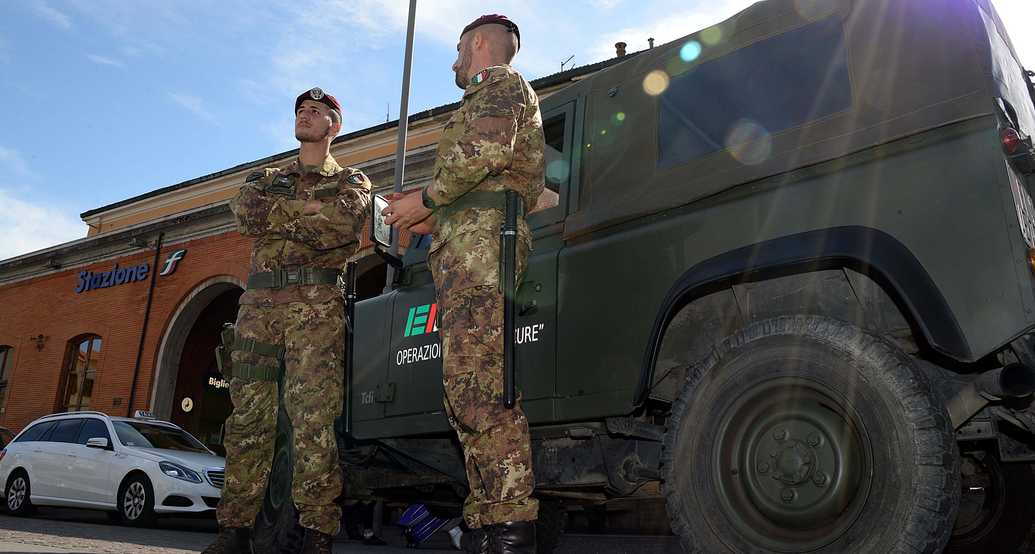 Militari impegnati in controlli sul territorio