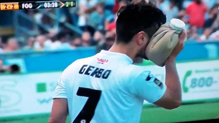 Gerbo con il ghiaccio sull'occhio destro durante Pisa-Foggia