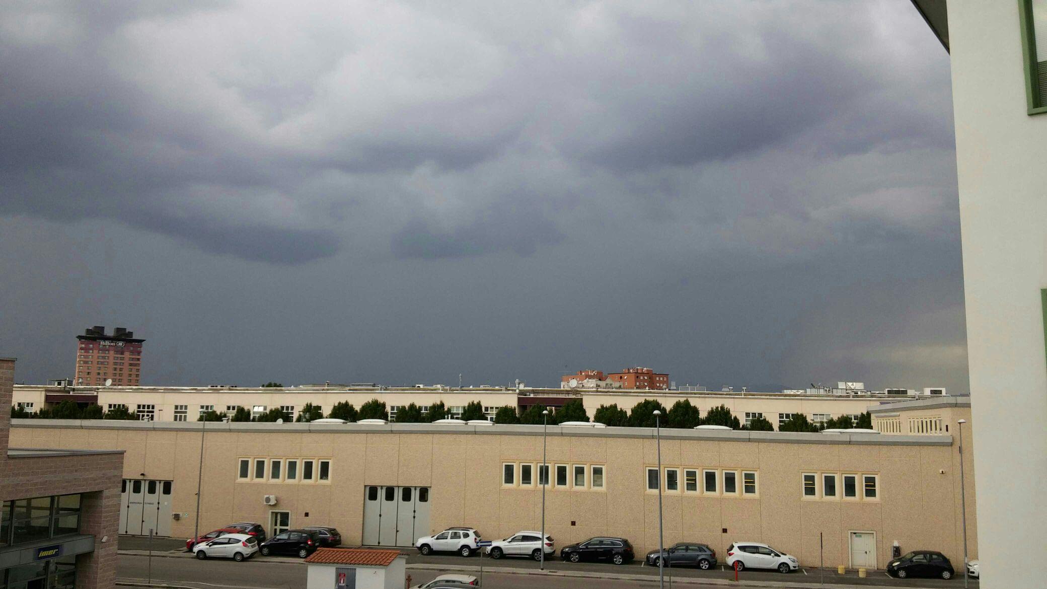 Il cielo nero su Prato visto da Firenze (foto scattata da un lettore)