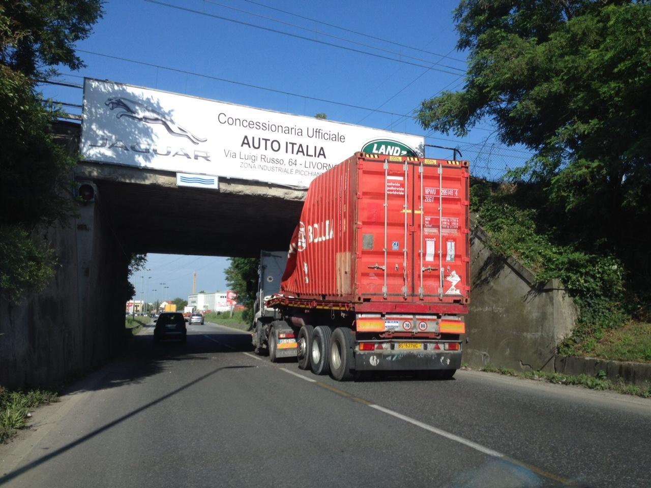 Il camion incastrato sotto al ponte