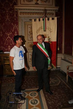 Fa tappa a Lucca Chris in viaggio per raccogliere fondi per i bimbi malati 