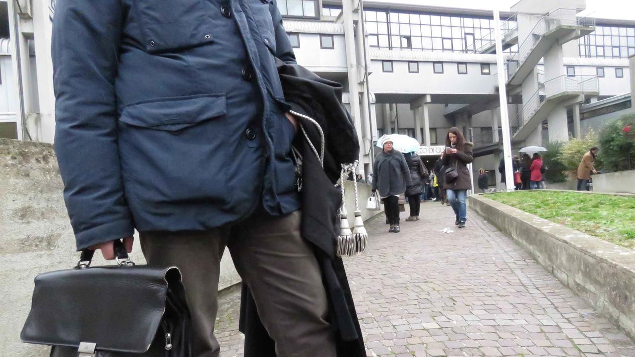 Un avvocato all'esterno del tribunale di Prato (foto Batavia)
