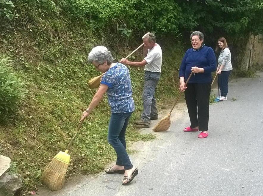 Intere famiglie a pulire la frazione 