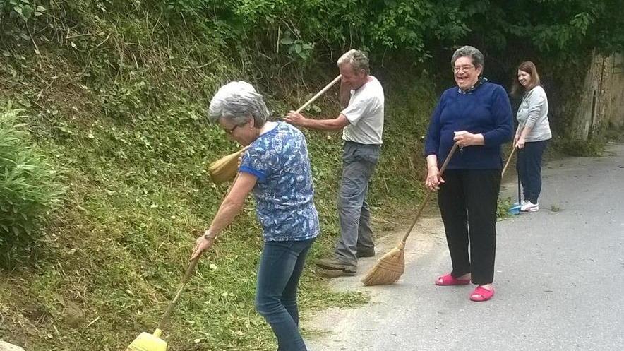 Intere famiglie a pulire la frazione