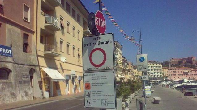 I commercianti della calata «Via le macchine dalle 17»
