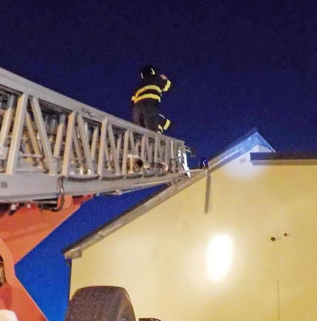 Giù il tetto, palazzina evacuata nella notte 
