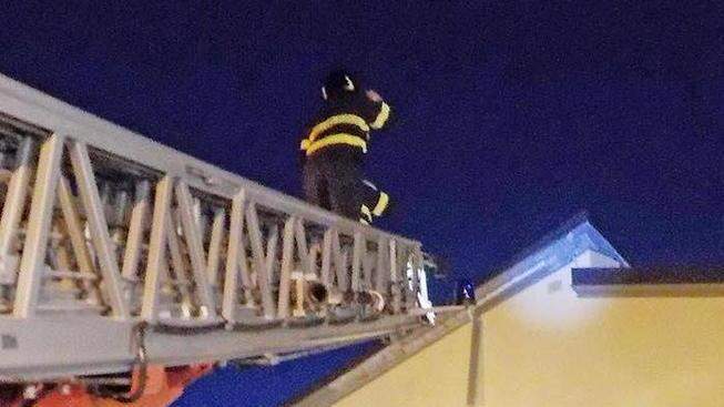 Giù il tetto, palazzina evacuata nella notte