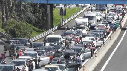 Furgone tampona un’auto e si ribalta in autostrada