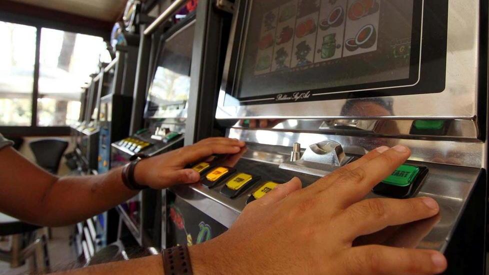 Buratti annulla l’ordinanza sugli orari delle slot