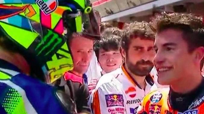 Il Dottore dà la mano a Marquez