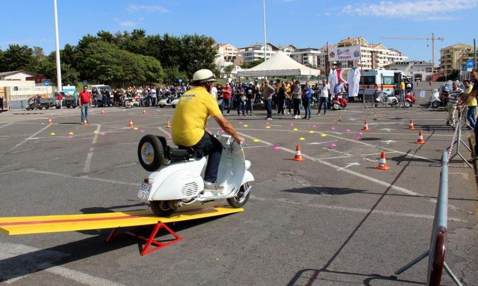 Una gimkana per le Vespe vintage