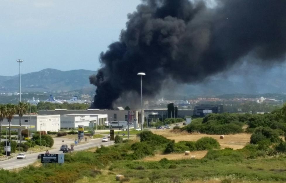 A fuoco un capannone nella zona industriale 