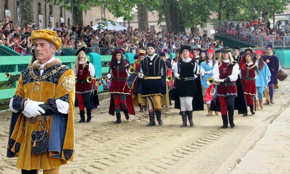 Un corteo storico ai minimi termini
