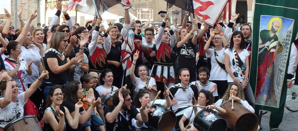 La grande gioia in piazza delle contrade vincitrici 