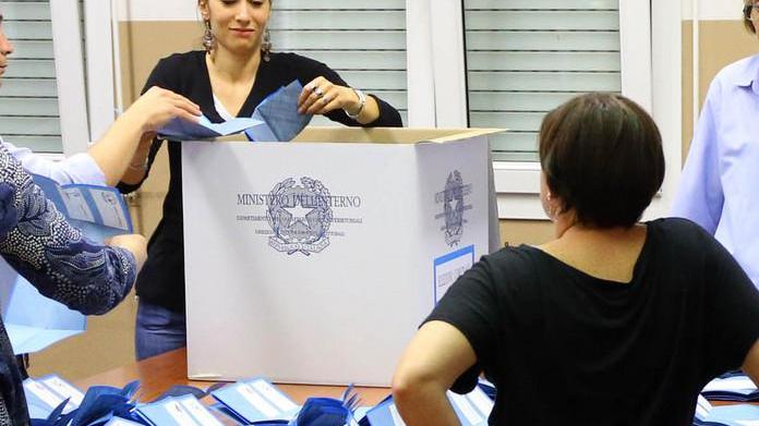 L’affluenza non crolla Pasticcio sulle schede