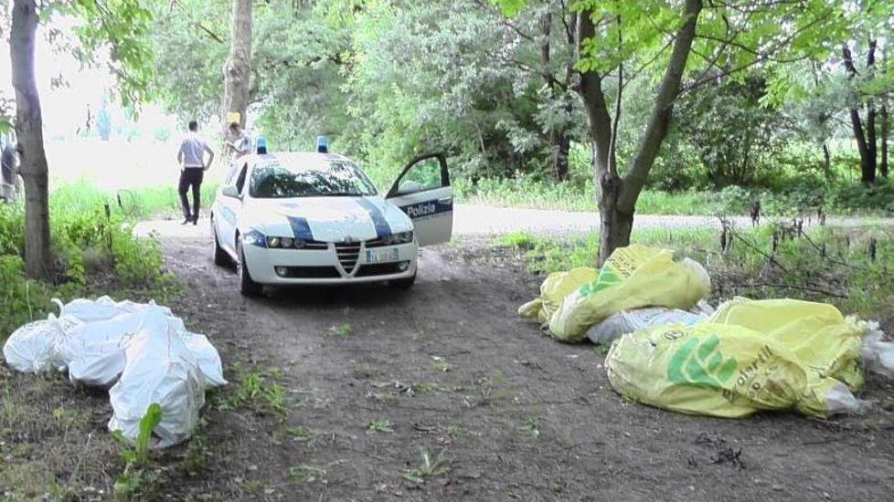 Quattordici sacchi di eternit abbandonati in campagna