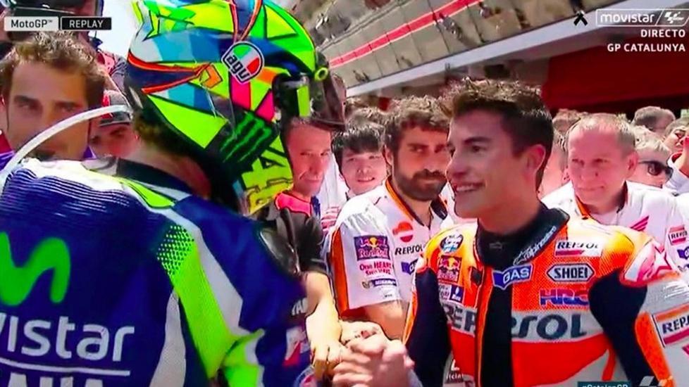 La decima di Rossi in Catalogna con la stretta di mano a Marquez 