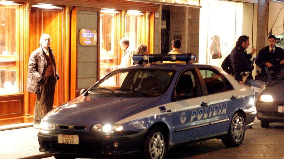 Ladro d’auto scoperto e catturato a torso nudo