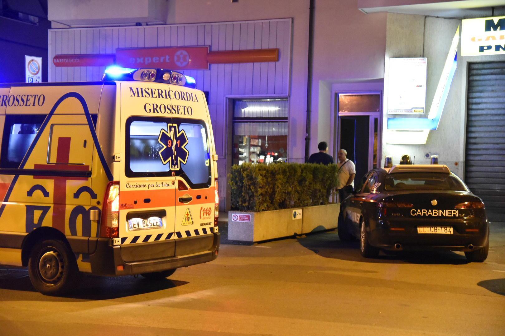 L'ambulanza e i carabinieri davanti al palazzo della tragedia (foto Bf)