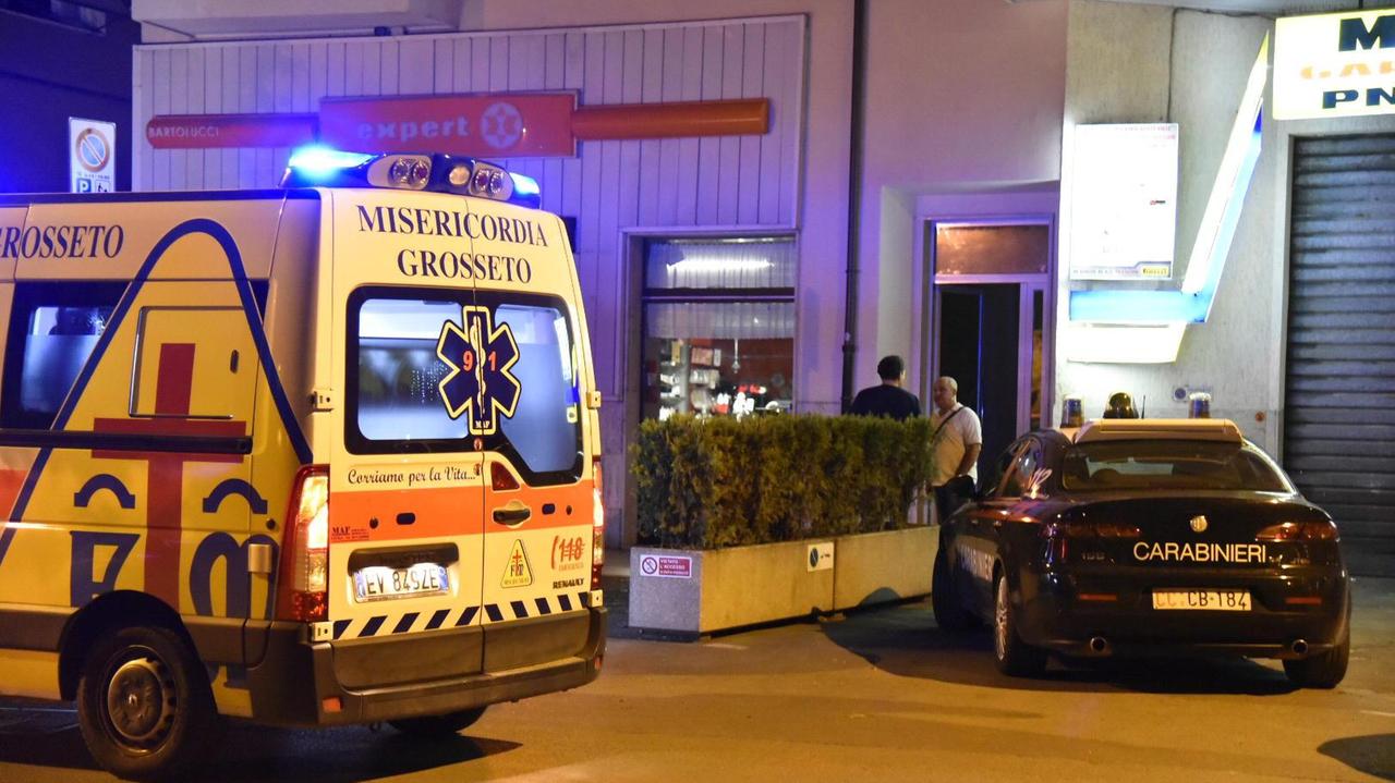 L'ambulanza e i carabinieri davanti al palazzo della tragedia (foto Bf)