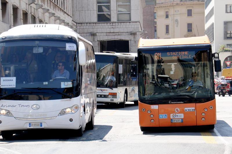 Rivoluzione estiva dei bus, parte il servizio notturno dalla stazione al lungomare 