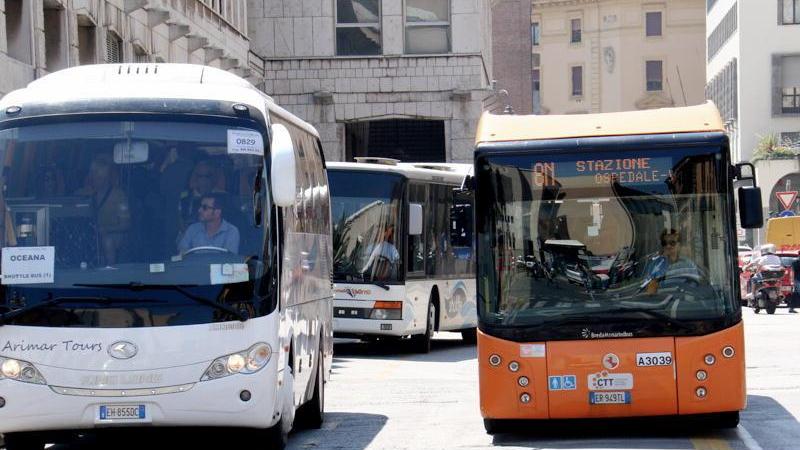 Rivoluzione estiva dei bus, parte il servizio notturno dalla stazione al lungomare