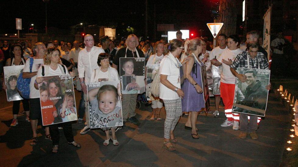 I familiari delle vittime della strage di Viareggio