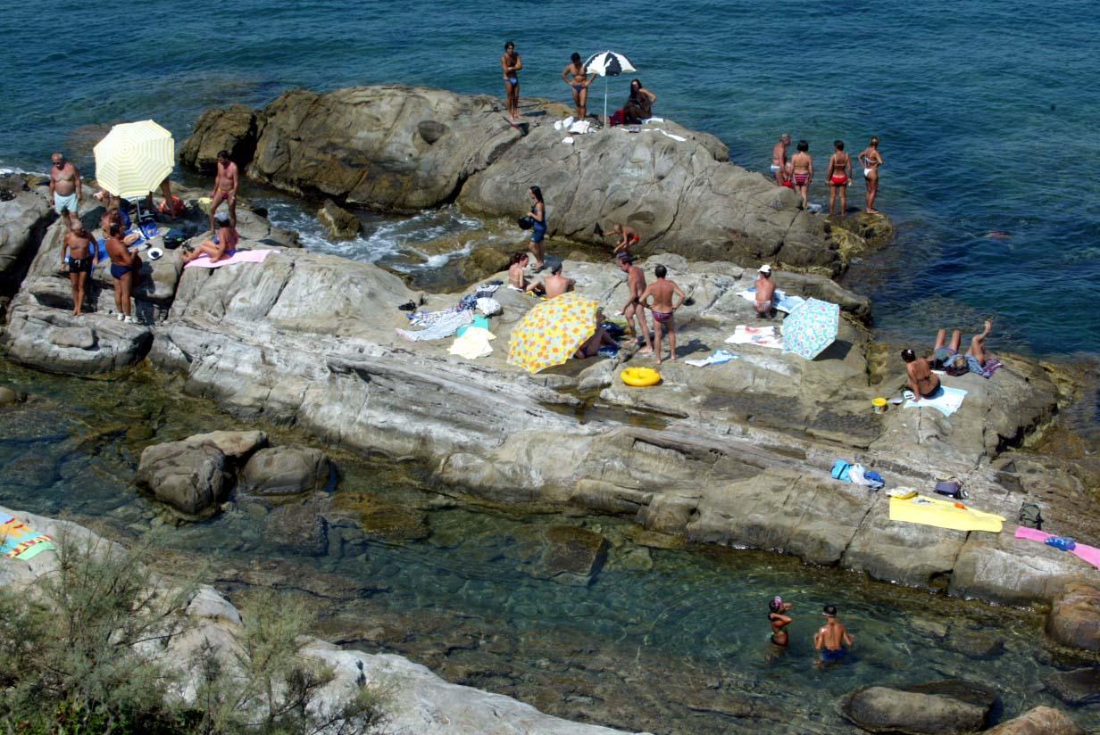 Vacanze e tintarella, gli esperti spiegano come prendere il sole in sicurezza 