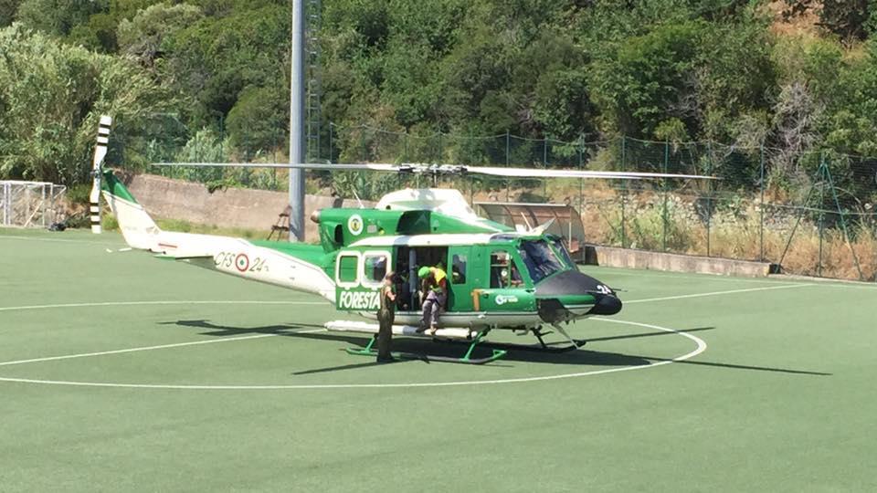L'elicottero della Forestale al campo sportivo di Marciana Marina