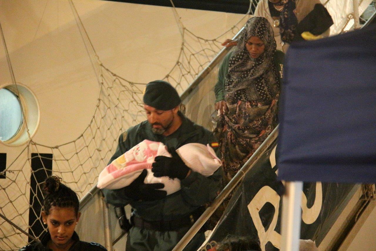 Lo sbarco di un bimbo dalla nave carica di migranti arrivata a Porto Torres