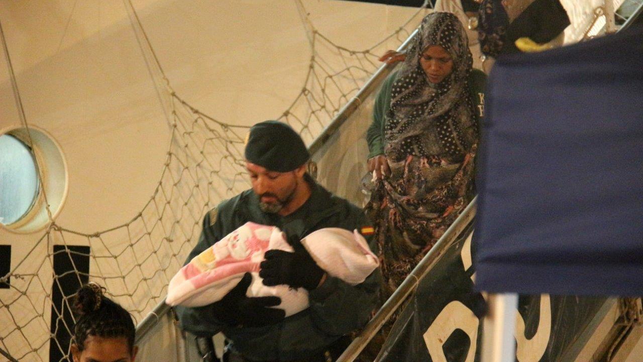 Lo sbarco di un bimbo dalla nave carica di migranti arrivata a Porto Torres