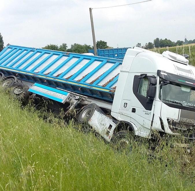 Ferrara, grave automobilista dopo lo scontro con un camion 
