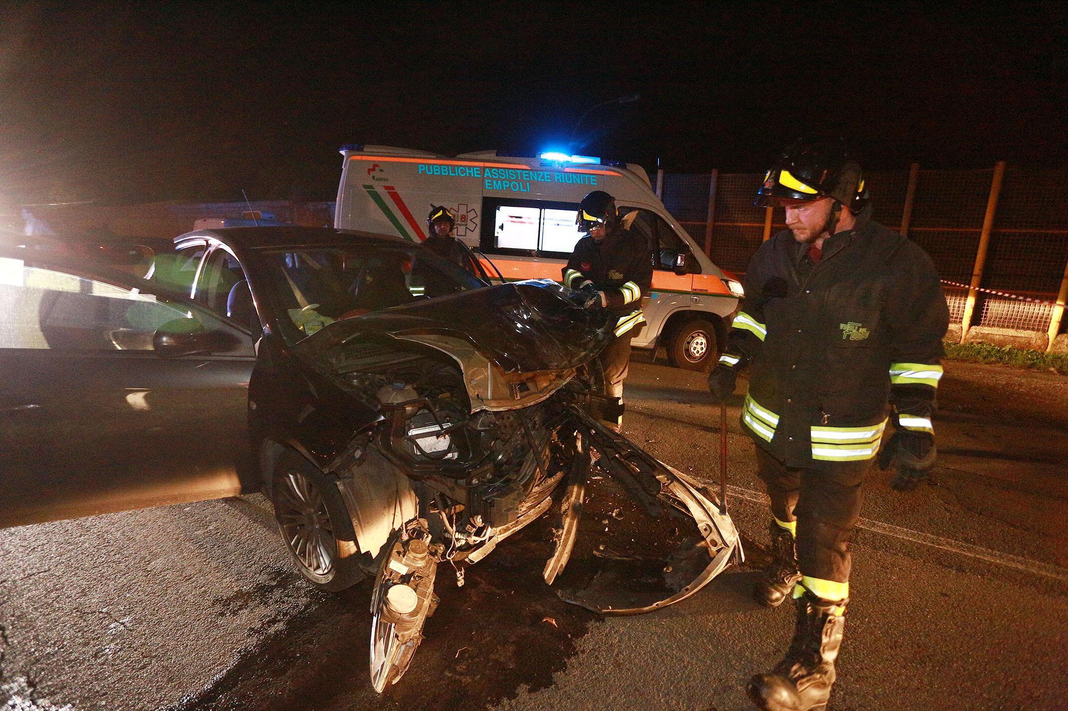 Vigili del fuoco e soccorritori del 118 sul luogo dell'incidente (Foto Agenzia Carlo Sestini)