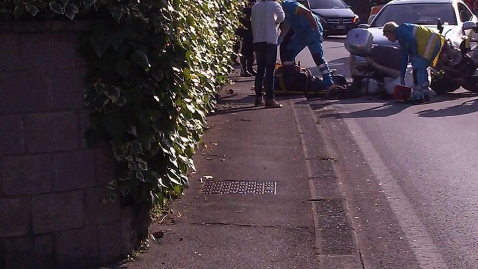 Auto contro scooter alla Colonna: traffico rallentato