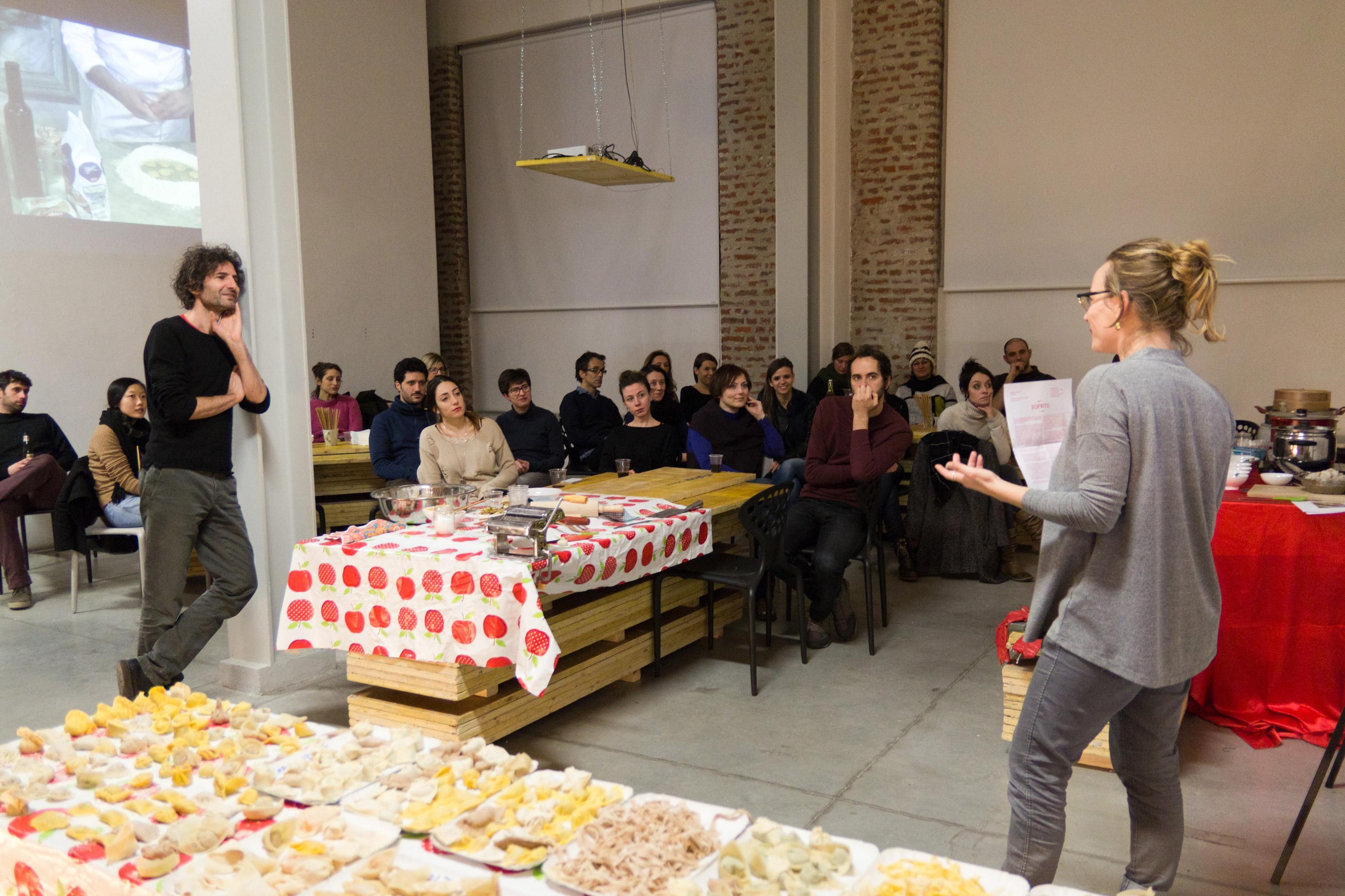 Una performance enogastronomica di Leone Contini