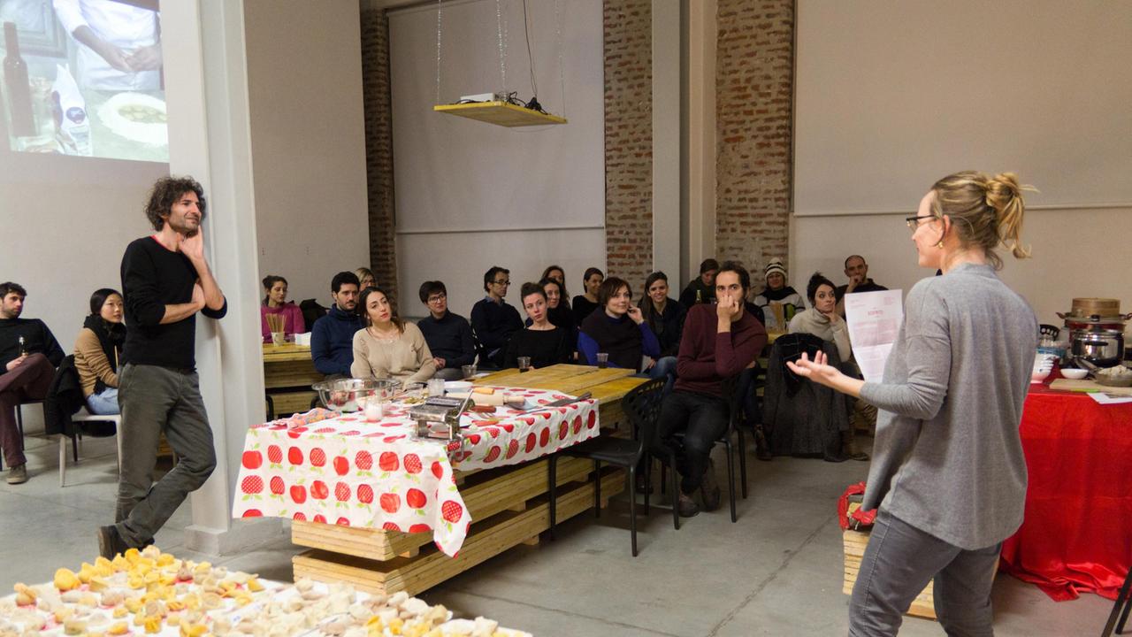 Una performance enogastronomica di Leone Contini