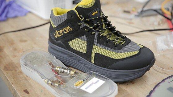 Ecco la scarpa che ricarica lo smartphone 