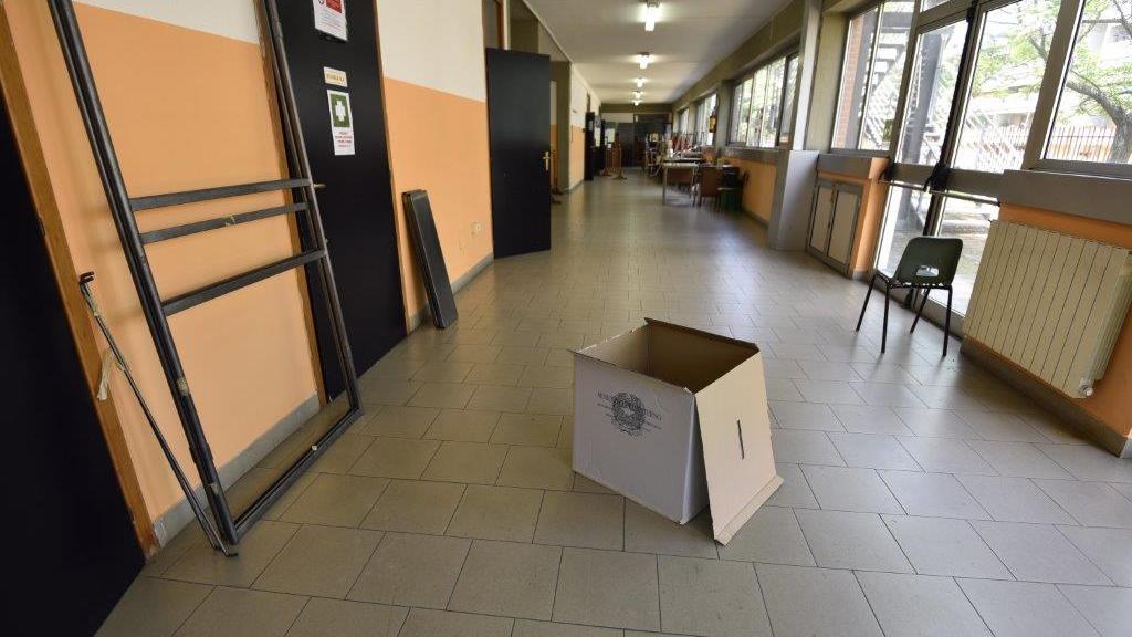 Uno dei corridoi della scuola di via Portogallo, sede della sezione elettorale 50 (foto Agenzia Bf)