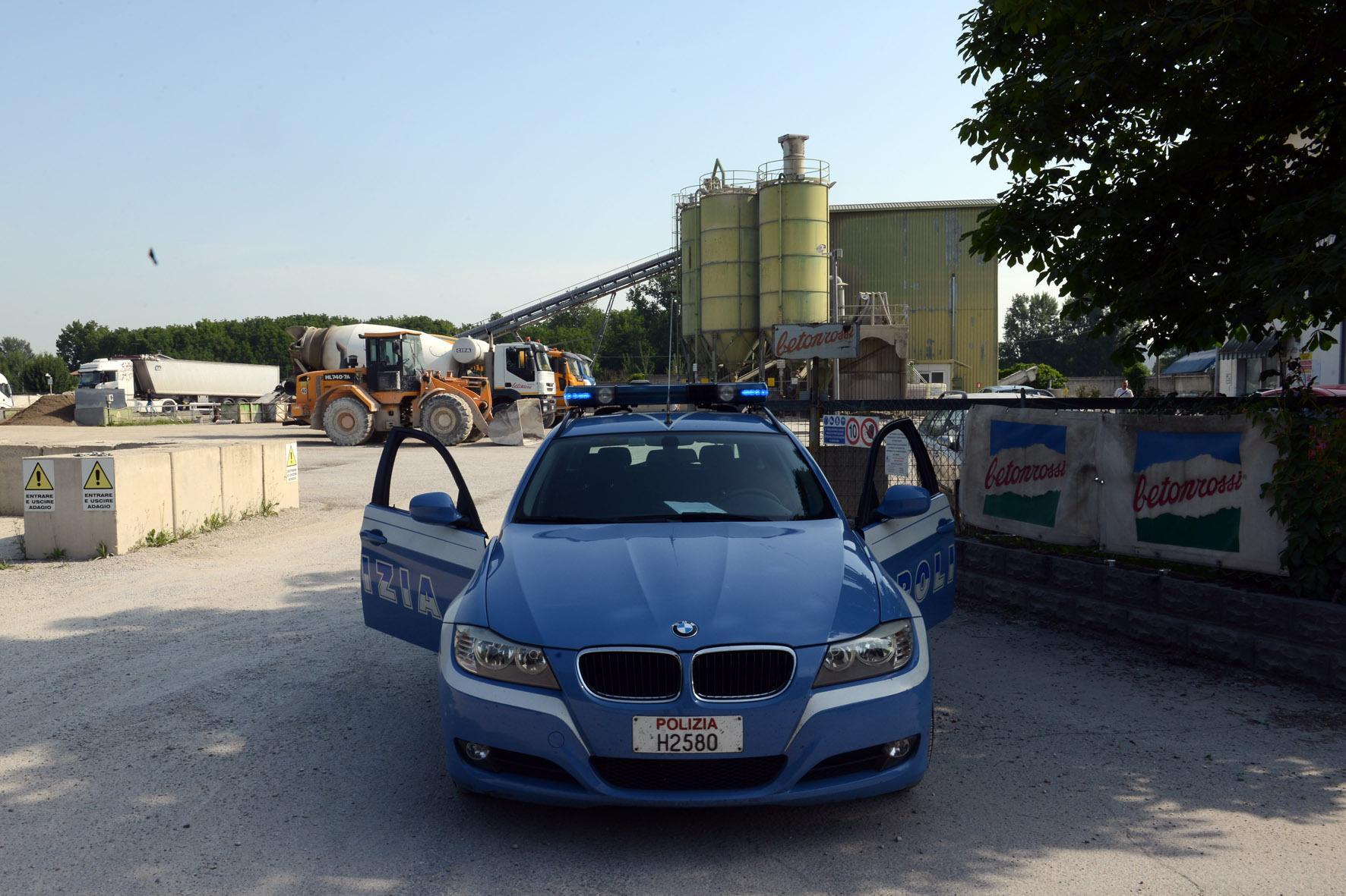 La polizia davanti ad un impianto della BetonRossi che fornisce il calcestruzzo alla A&C