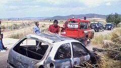 L'auto incendiata (foto Rosas)