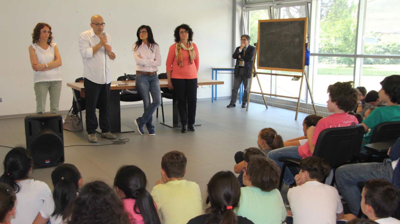 Il progettista Luca Piantini con le assessore Ciambellotti e Faltoni spiega le novità ad alunni e insegnanti (foto Batavia)