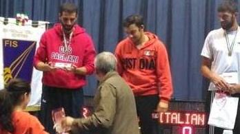La premiazione del campione d'Italia Over 24 Marco Leombruno della Chiti Scherma Pistoia