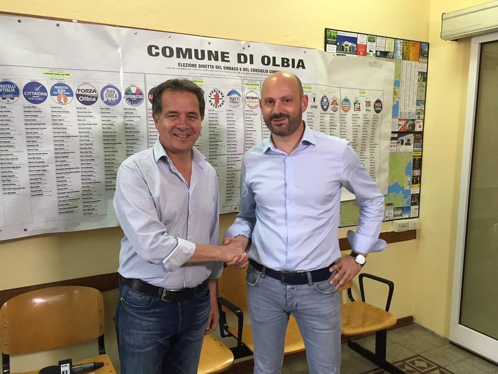 La stretta di mano fra Settimo Nizzi e Carlo Careddu (Foto Gavino Sanna)