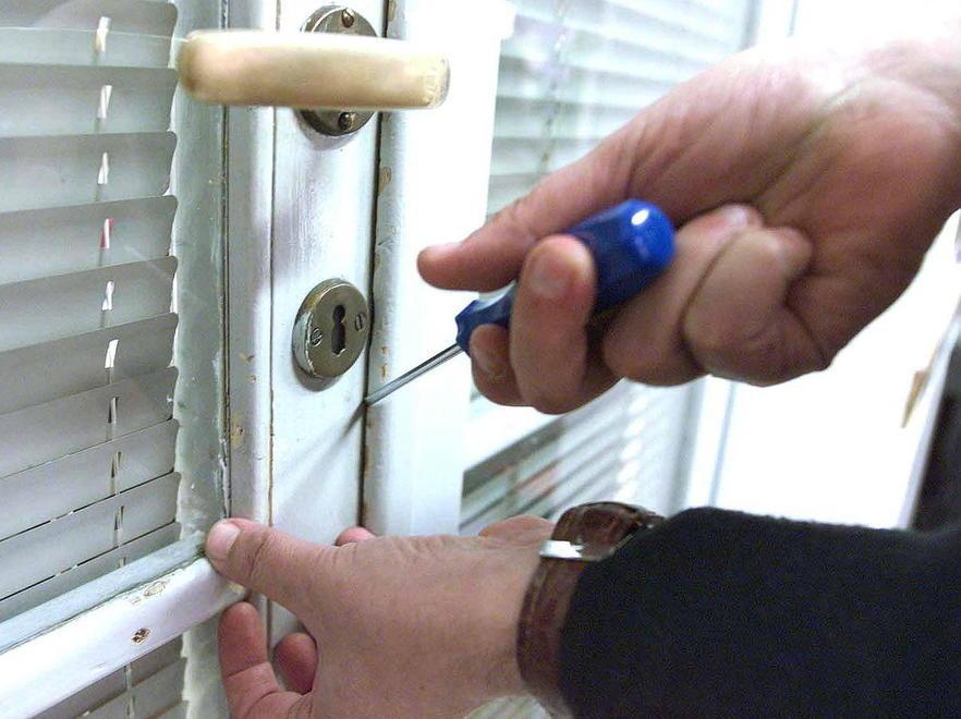 Colpo in casa di due anziani: rubati anelli e monili d’oro 