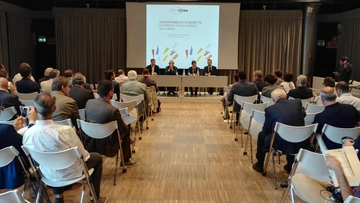 Al tavolo dei relatori, partendo da sinistra, Giovanni Santi, Markus Knisel, David Franzini, Enrico Venturini