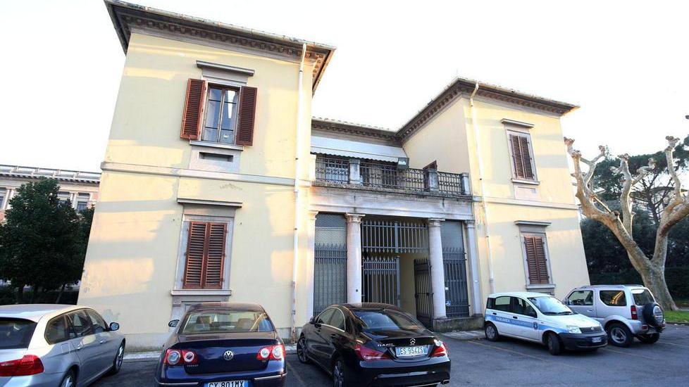 L'ingresso dei dipendenti delle Terme alla Palazzina Regia (Foto Nucci)
