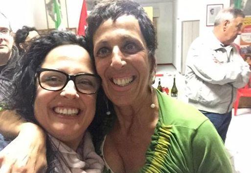 Giamila Carli festeggia la vittoria con la dirigente provinciale Pd Rosa Dello Sbarba 